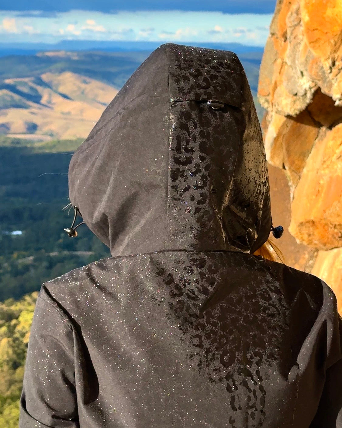 LEOPARD WATER REACTIVE RAIN JACKET - BLACK