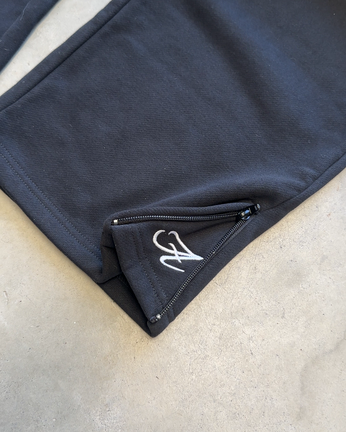 GERMAN ZIP JOGGER - BLACK